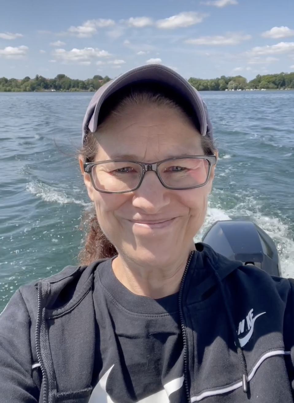 Marion beim Bootfahren auf dem Wasser