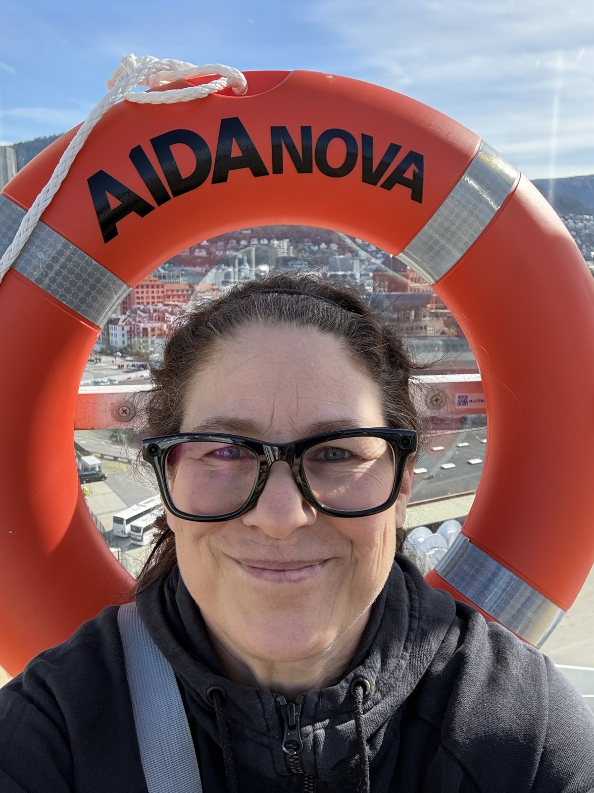 Marion mit einem Rettungsring der AIDA Nova in Bergen