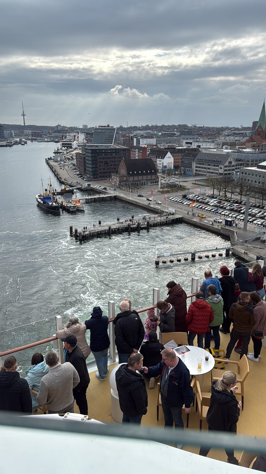 Blick vom Schiffsdeck auf den Hafen Kiel